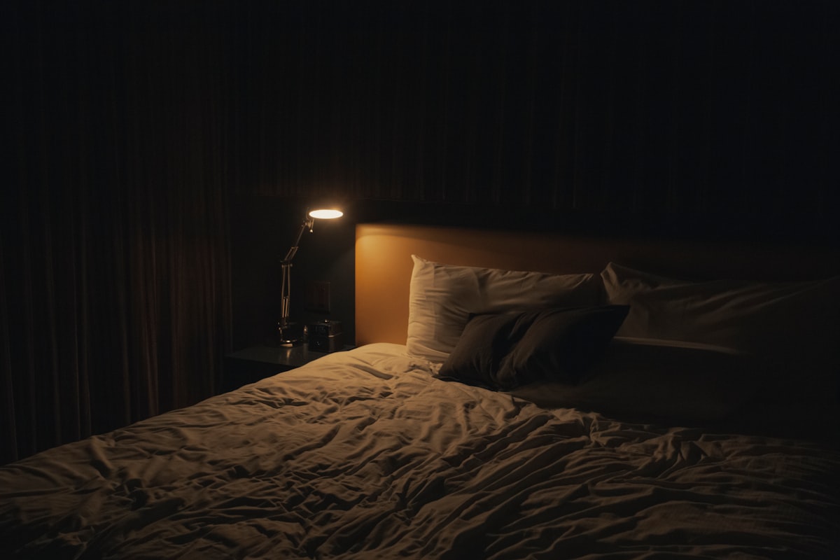 Persona descansando plácidamente en una cama cómoda para un sueño reparador